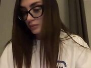 Sputazza sulle dita e si sditalina nuda