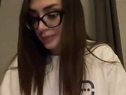 Sputazza sulle dita e si sditalina nuda