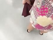 Moglie esibizionista al centro commerciale