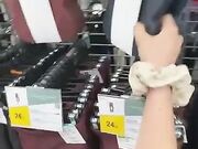 Moglie esibizionista al centro commerciale