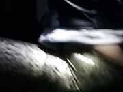 Le tocca le tette e la fica in auto