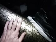 Le tocca le tette e la fica in auto