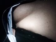 Le tocca le tette e la fica in auto