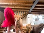 Italiana rossa tatuata scopata sul divano