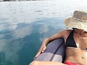 Moglie esibizionista masturbata in canoa