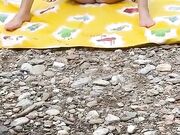 Al fiume moglie si abbronza nuda