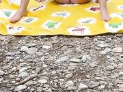 Al fiume moglie si abbronza nuda