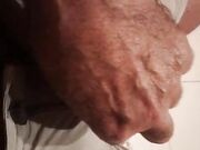 Maturo gay si sega davanti alla tv