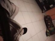 Maturo gay si sega davanti alla tv