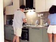 Giovane moglie fa sesso con amico del cornuto maturo