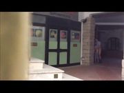 Giovane coppia fa sesso fuori da un supermercato