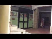 Giovane coppia fa sesso fuori da un supermercato