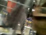 Bel culo di una ragazza cubana al supermercato