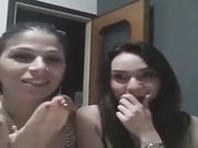 Amiche italiane bisex limonano in webcam