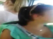 Piedini studentessa in autobus