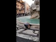 Nuda nella fontana dei quattro fiumi in Piazza Navona