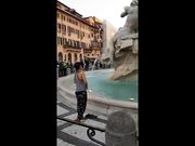 Nuda nella fontana dei quattro fiumi in Piazza Navona