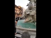 Nuda nella fontana dei quattro fiumi in Piazza Navona