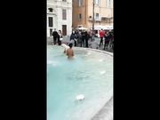 Nuda nella fontana dei quattro fiumi in Piazza Navona