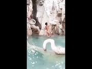 Nuda nella fontana dei quattro fiumi in Piazza Navona