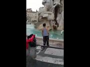Macchè sirena ah cozza! Nuda nella fontana a Roma