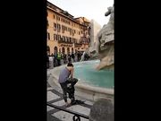 Macchè sirena ah cozza! Nuda nella fontana a Roma