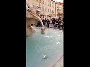 Macchè sirena ah cozza! Nuda nella fontana a Roma