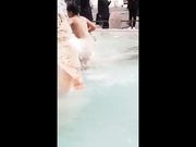 Macchè sirena ah cozza! Nuda nella fontana a Roma