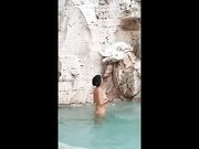 Macchè sirena ah cozza! Nuda nella fontana a Roma