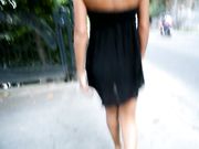 Esibizionista italiana passeggia mostrando il bel culo