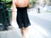 Esibizionista italiana passeggia mostrando il bel culo