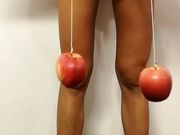 Tortura ai capezzoli con due mele appese alle mollette