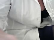 Infermiera sexy in camice bianco e autoreggenti