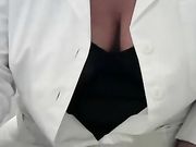Infermiera sexy in camice bianco e autoreggenti