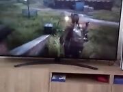 Moglie comincia a spompinarmi mentre gioco alla play