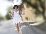 Passeggiata in topless Milf esibizionista outdoor