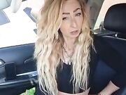 SI masturba in auto quasi beccati