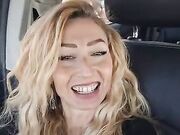 SI masturba in auto quasi beccati