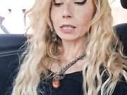 SI masturba in auto quasi beccati