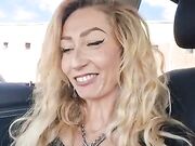 SI masturba in auto quasi beccati