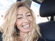 SI masturba in auto quasi beccati