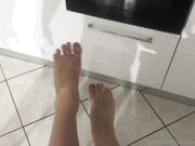 Footjob moglie sborrata sui piedi