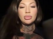 Pompino in auto tettona tatuata