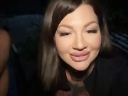 Pompino in auto tettona tatuata