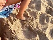 Coppia esibizionista si masturba in spiaggia
