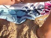 Coppia esibizionista si masturba in spiaggia