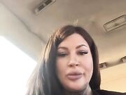 Pompino con inculata in auto tetton tatuata