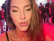 Ragazze italiane lesbicano in pubblico in fiera