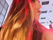 Ragazze italiane lesbicano in pubblico in fiera