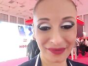 Milf esibizionista italiana alla kermesse porno